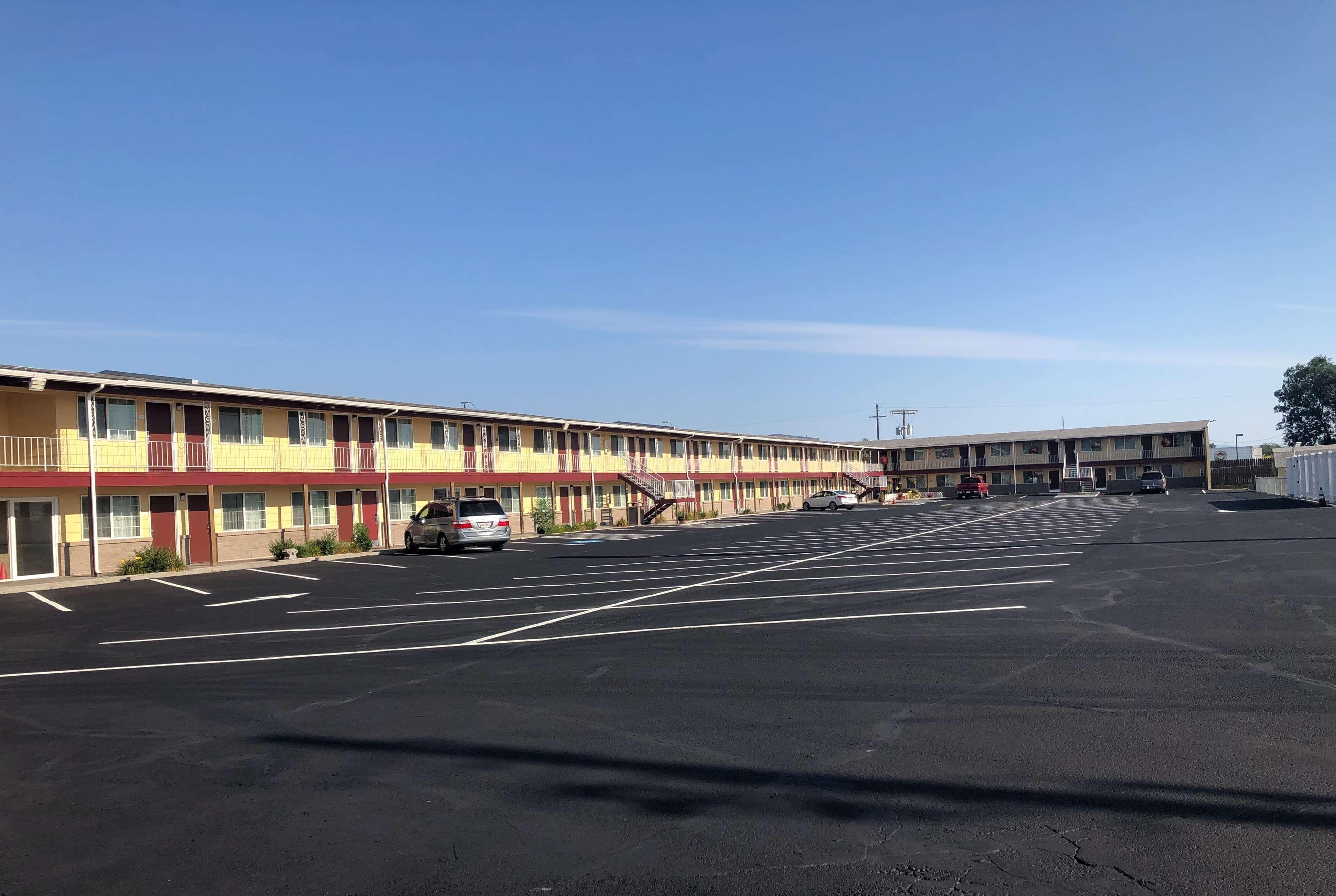 Super 8 By Wyndham Ontario Motel Exterior photo